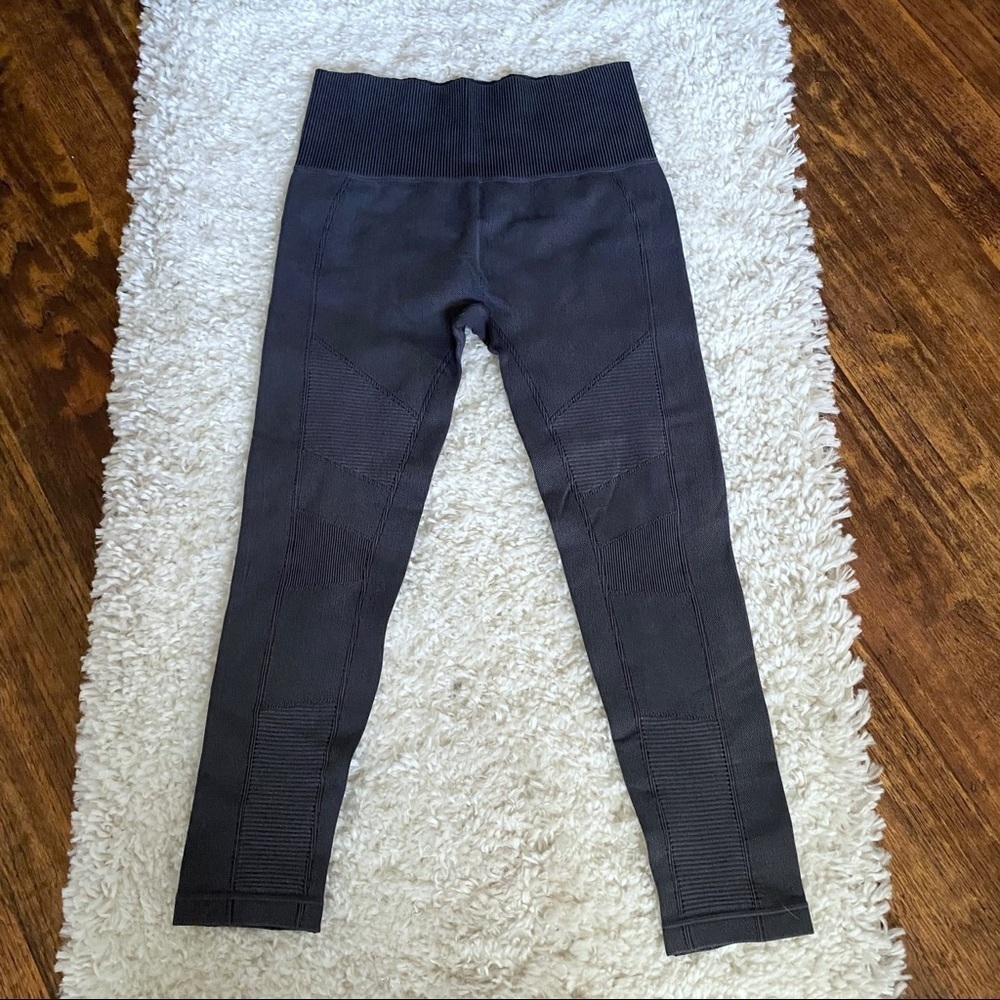 YUMMIE DARK GRAY RIBBED CROPPED LEGGINGS